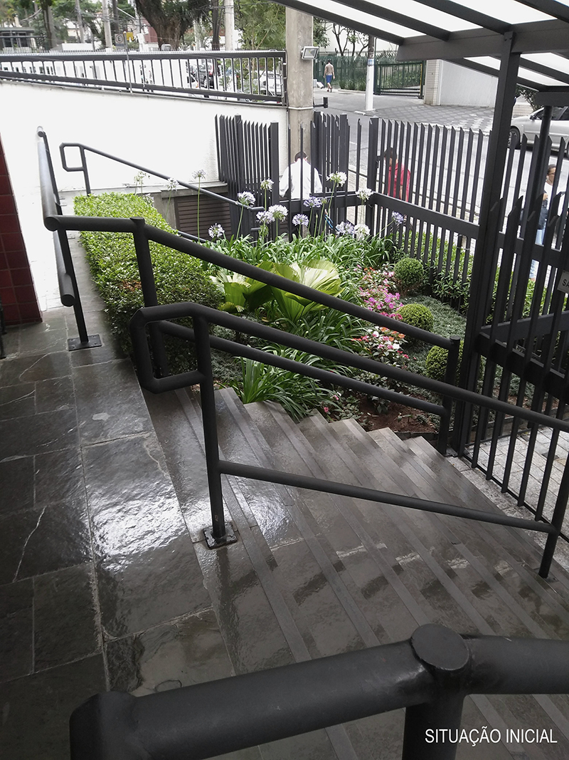 Entrada de pedestres do Condomínio Paulista antes da obra, com escada como único acesso