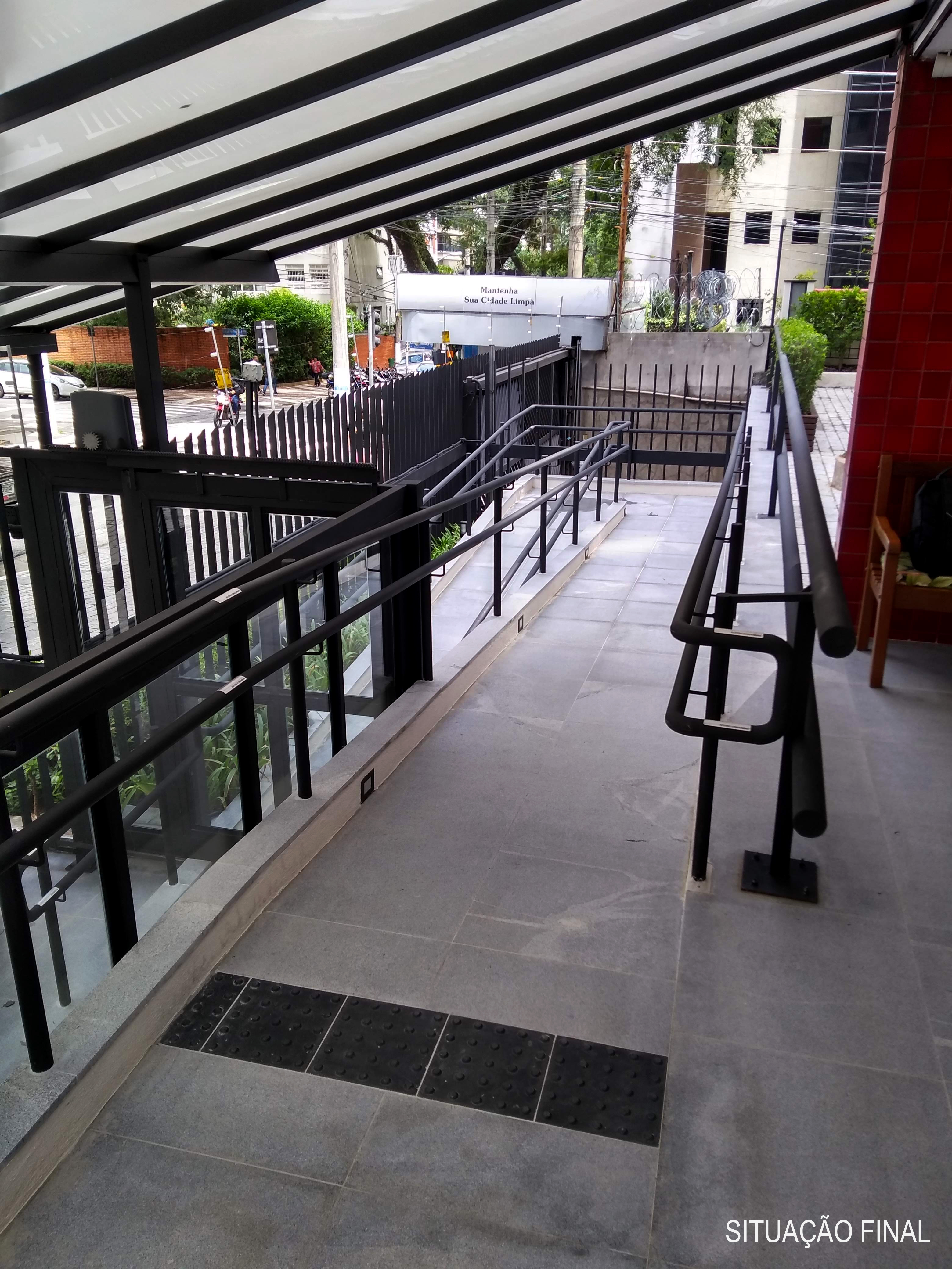 Nova entrada acessível do Condomínio Paulista com rampa integrada a painéis de vidro