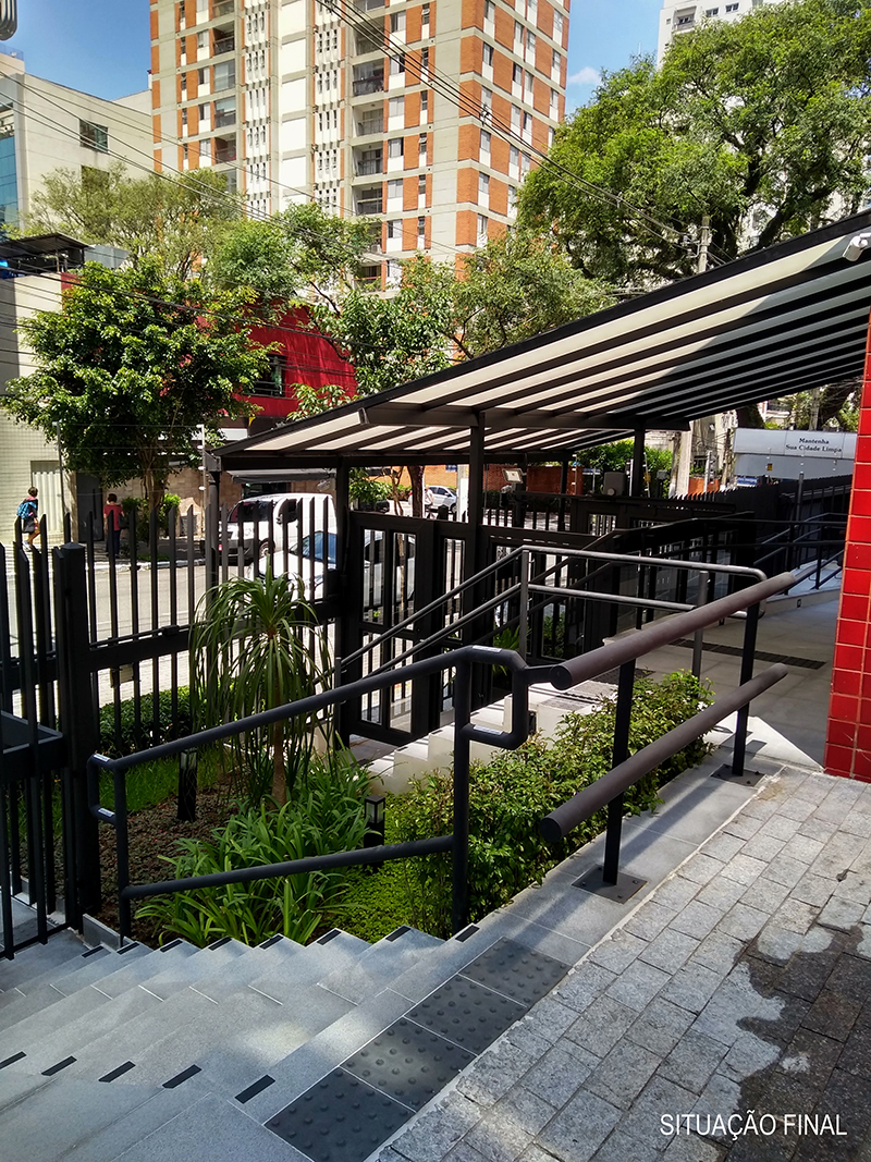 Pedestre utilizando a rampa de acesso do Condomínio Paulista