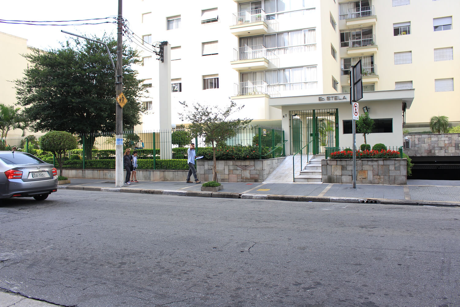 Entrada do Edifício Stela antes da obra, com escada íngreme e rampa inadequada para cadeirantes