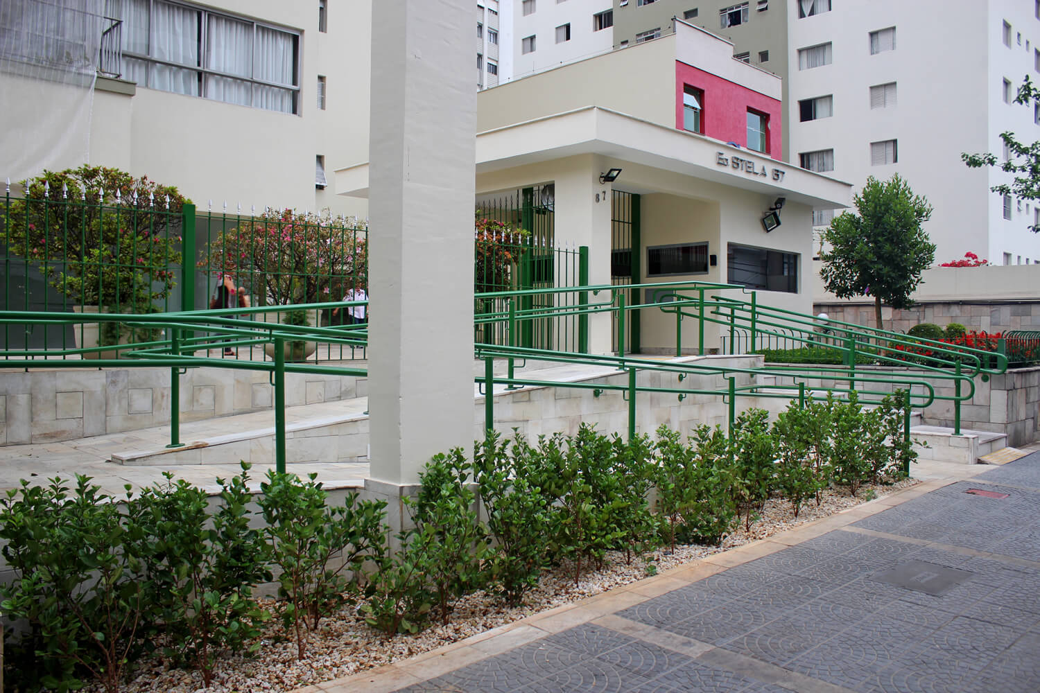 Rampa de acesso acessível construída na entrada do Edifício Stela