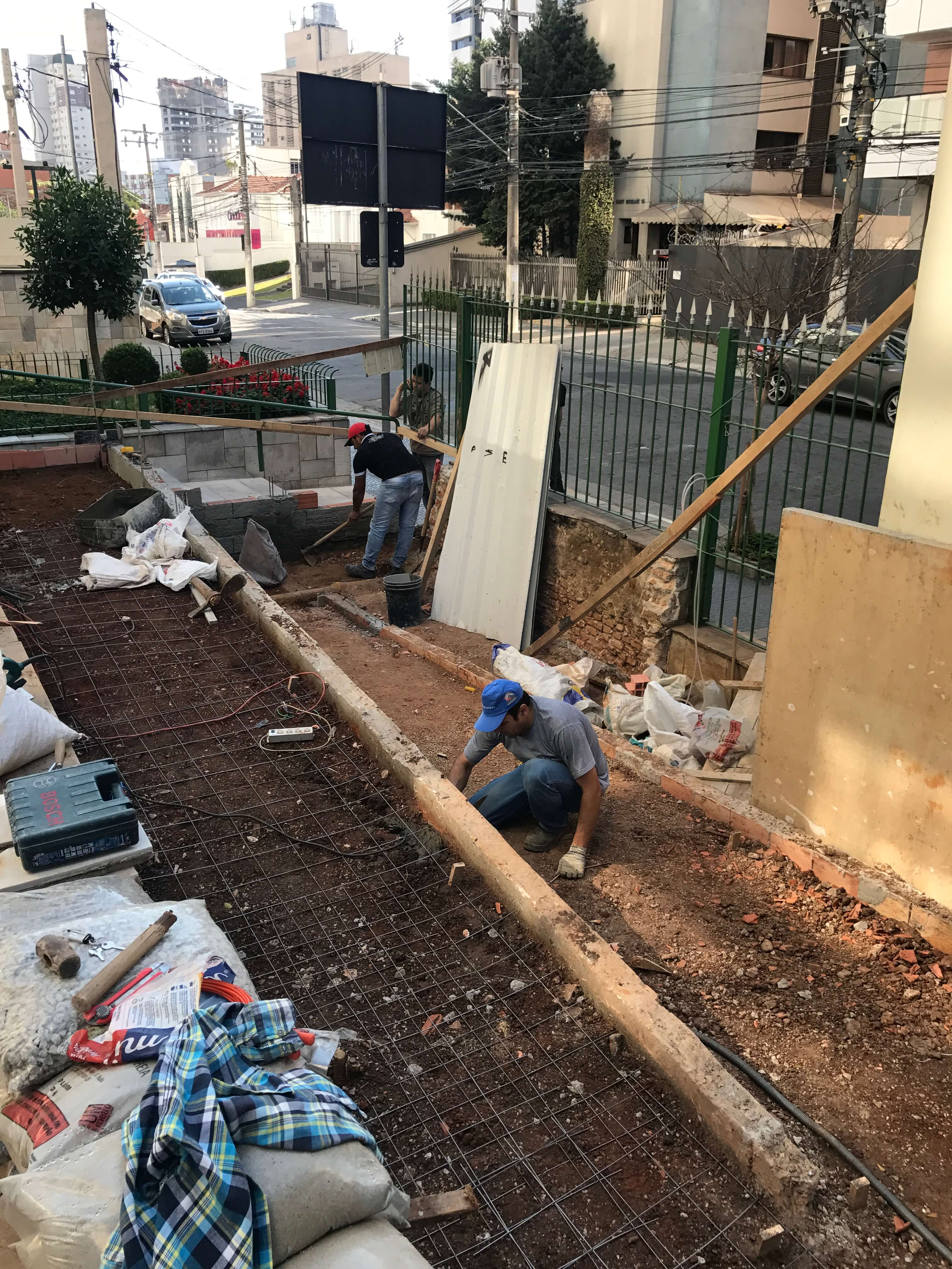Execução da nova rampa de acesso do Edifício Stela, construída em dois lances com patamar intermediário