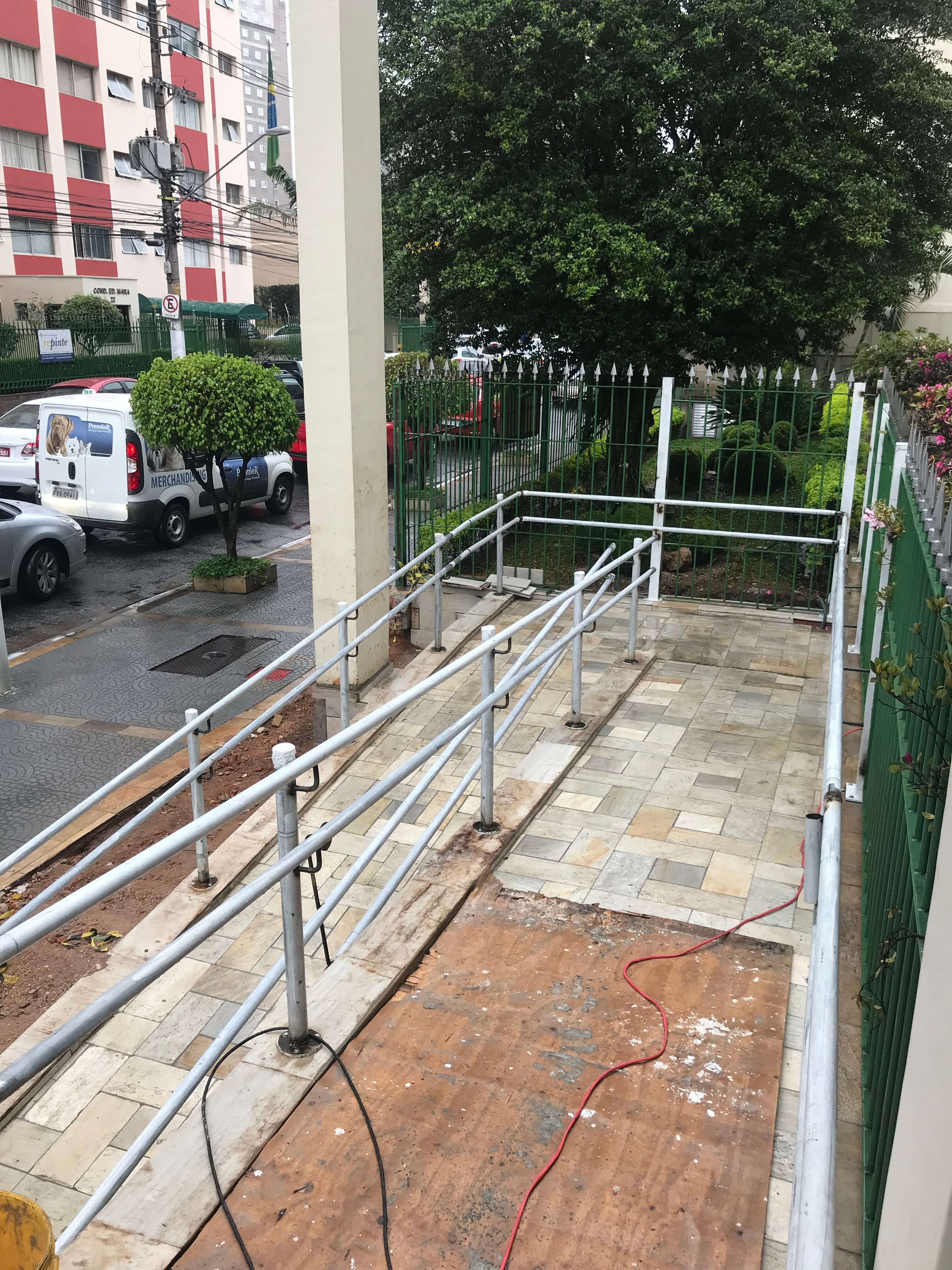 Obra de adequação da guarita de entrada do Edifício Stela em andamento