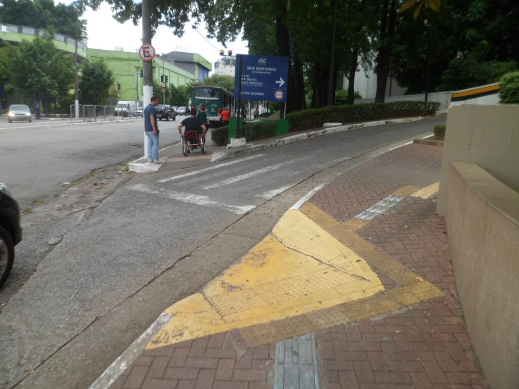 Rampa de acesso e travessia de pedestres reformada no Shopping Plaza Sul