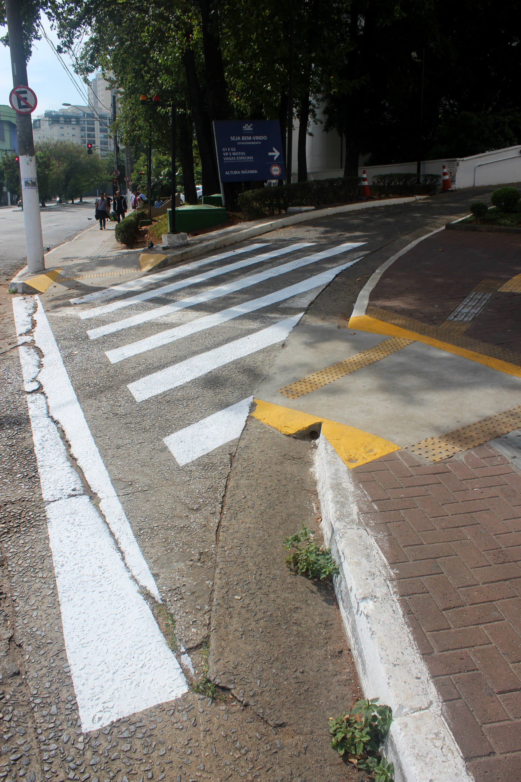 Equipe iniciando o serviço de rebaixamento de guia para a rampa de acessibilidade