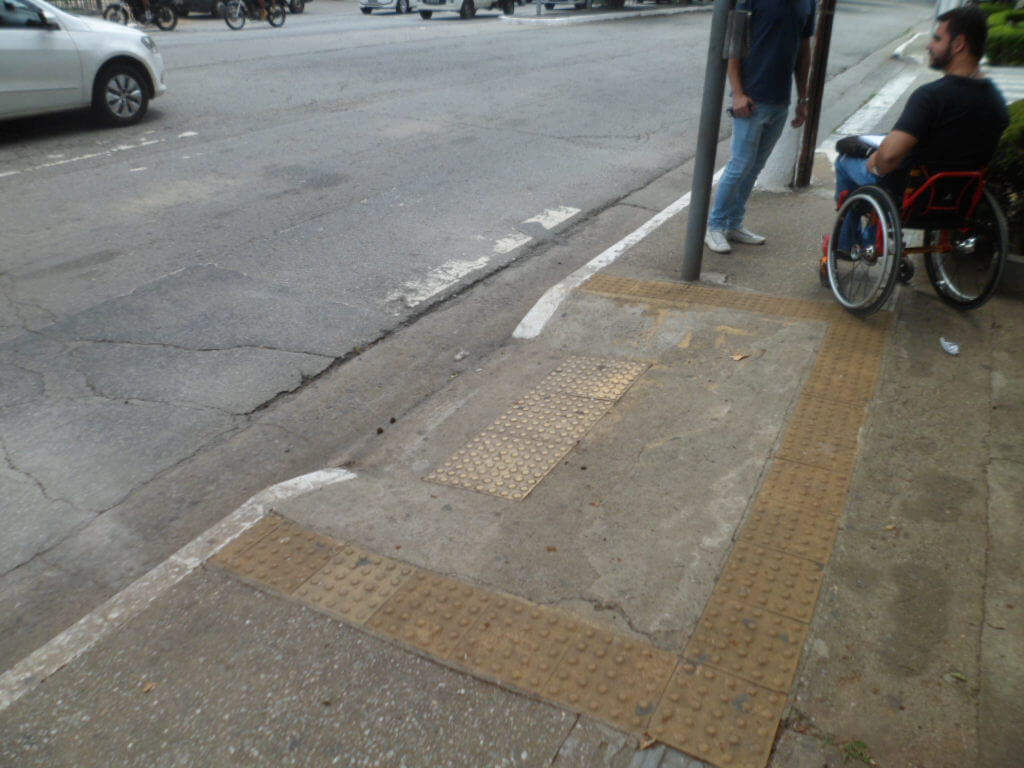 Demarcação da faixa de travessia de pedestres em frente ao shopping