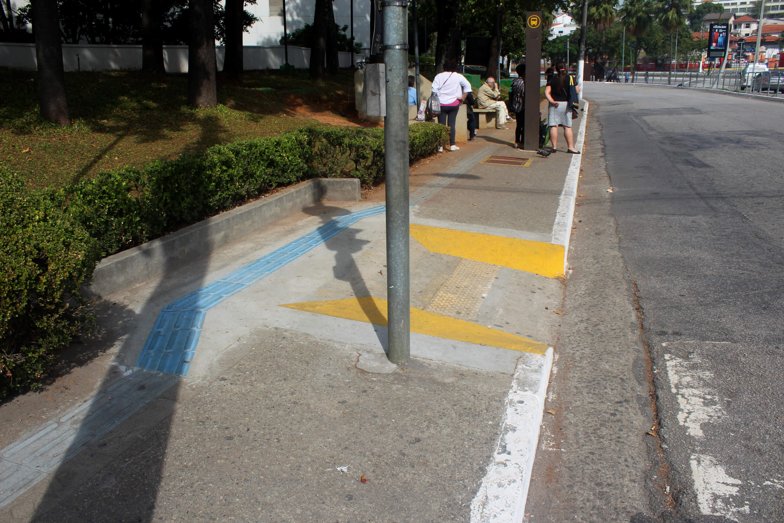 Vista geral do passeio público após a regularização das guias