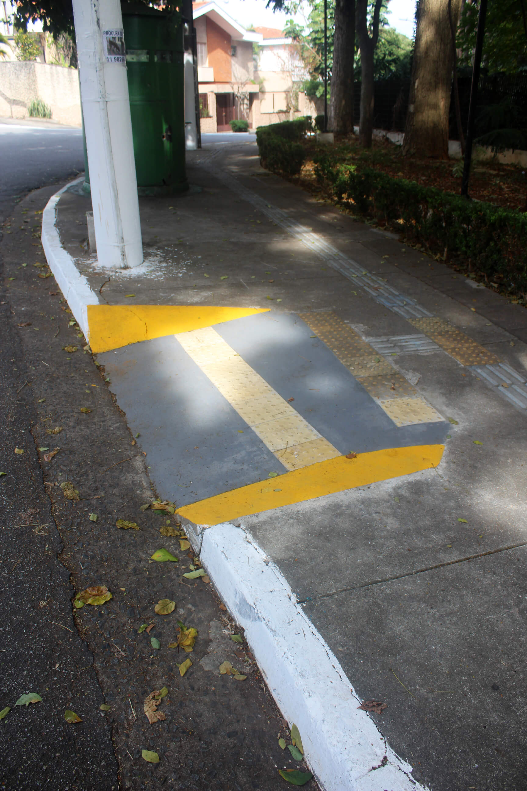 Detalhe da rampa de acesso finalizada com piso tátil direcional