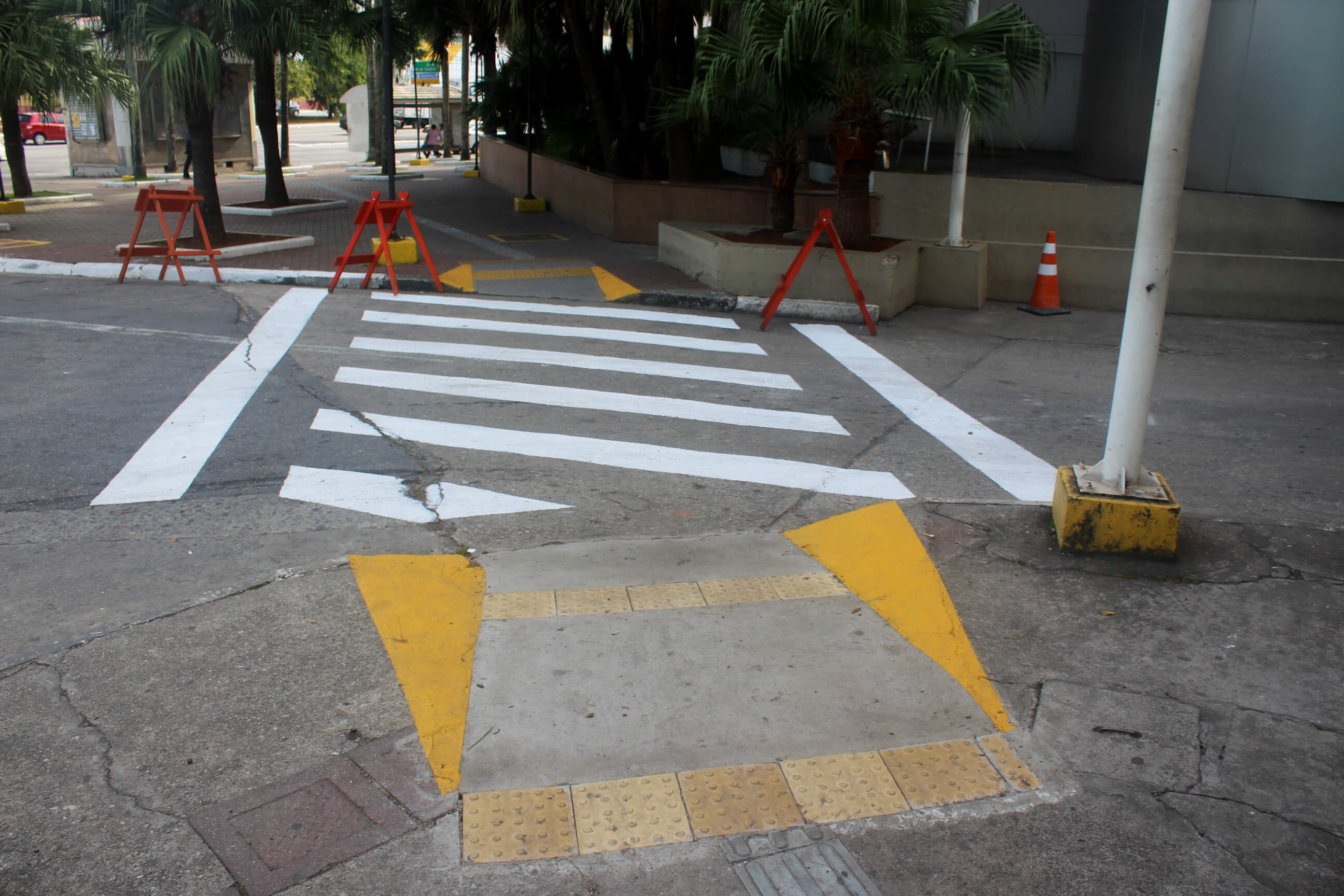 Pedestre atravessando com segurança na faixa demarcada em frente ao Shopping Plaza Sul