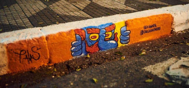 Grafites tomam meios-fios de SP em protesto por falta de rampas