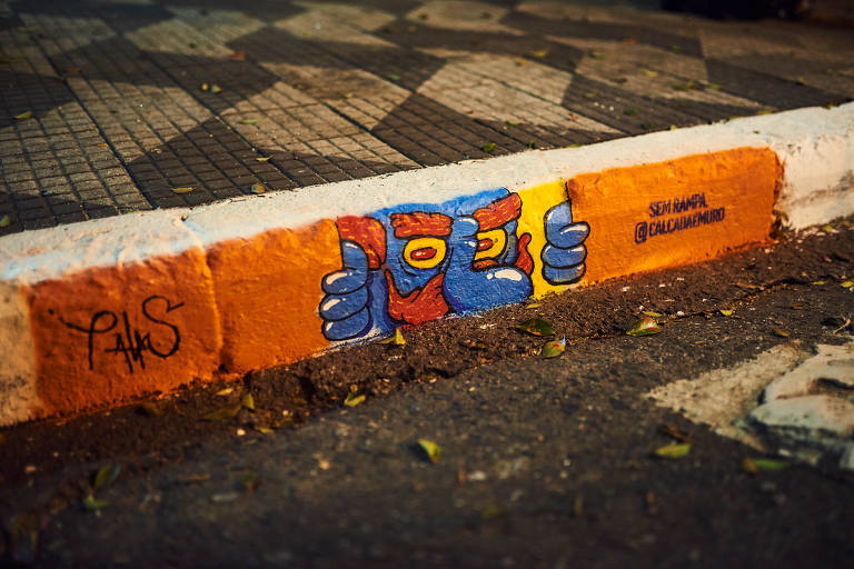 Grafites tomam meios-fios de SP em protesto por falta de rampas